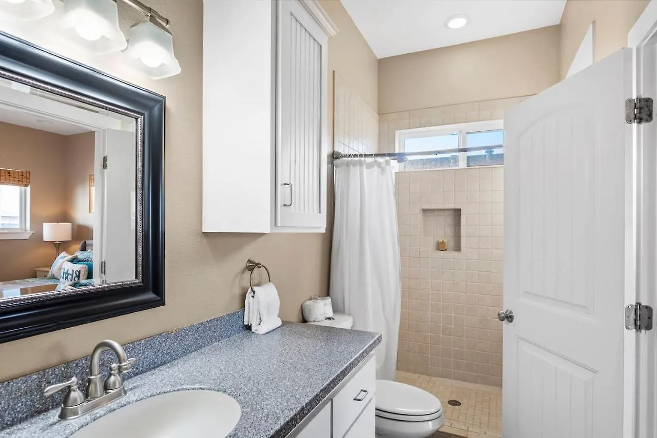 Holiday home New 5 Bdrm W/pool, Observation Deck Walk To Beach! *