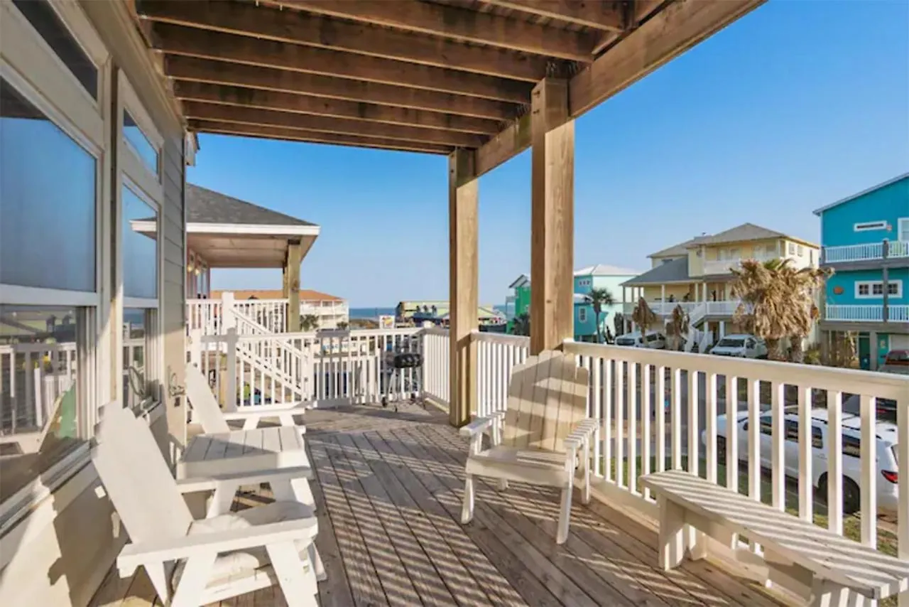 Holiday home New 5 Bdrm W/pool, Observation Deck Walk To Beach! Port Aransas