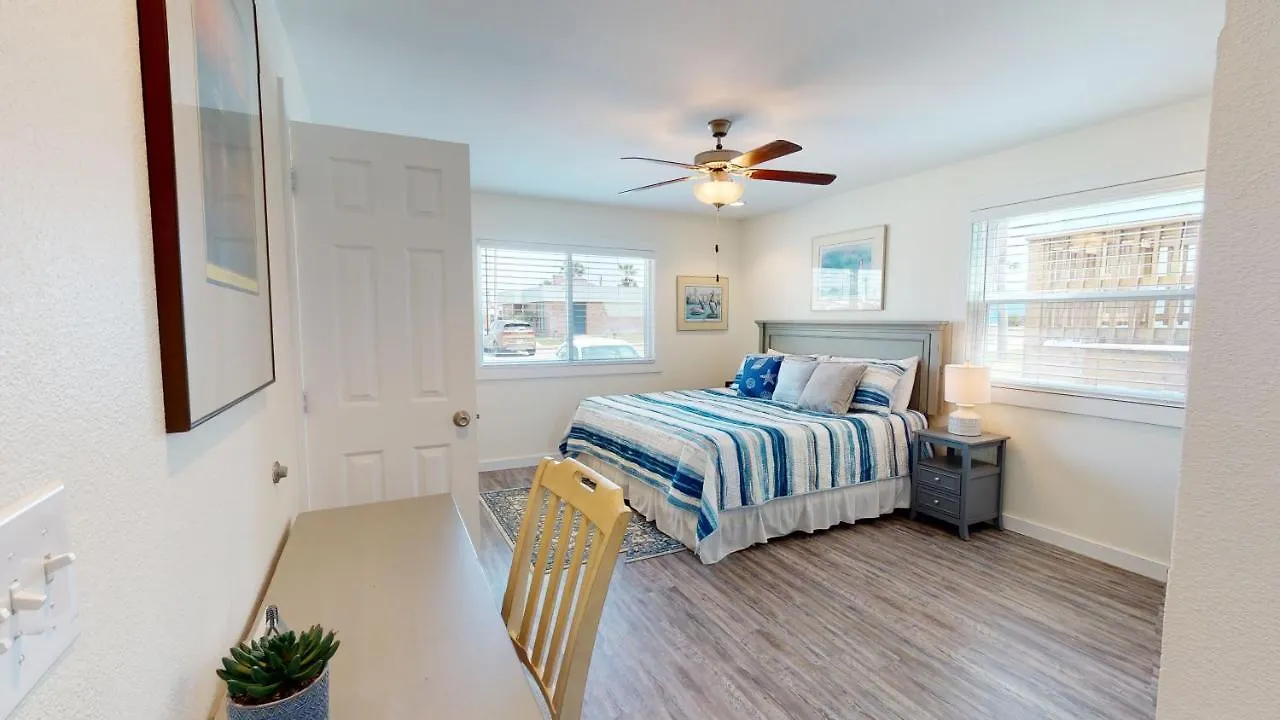Holiday home Ah-a100 First Floor Condo, Newly Remodeled, Overlooks Shared Pool