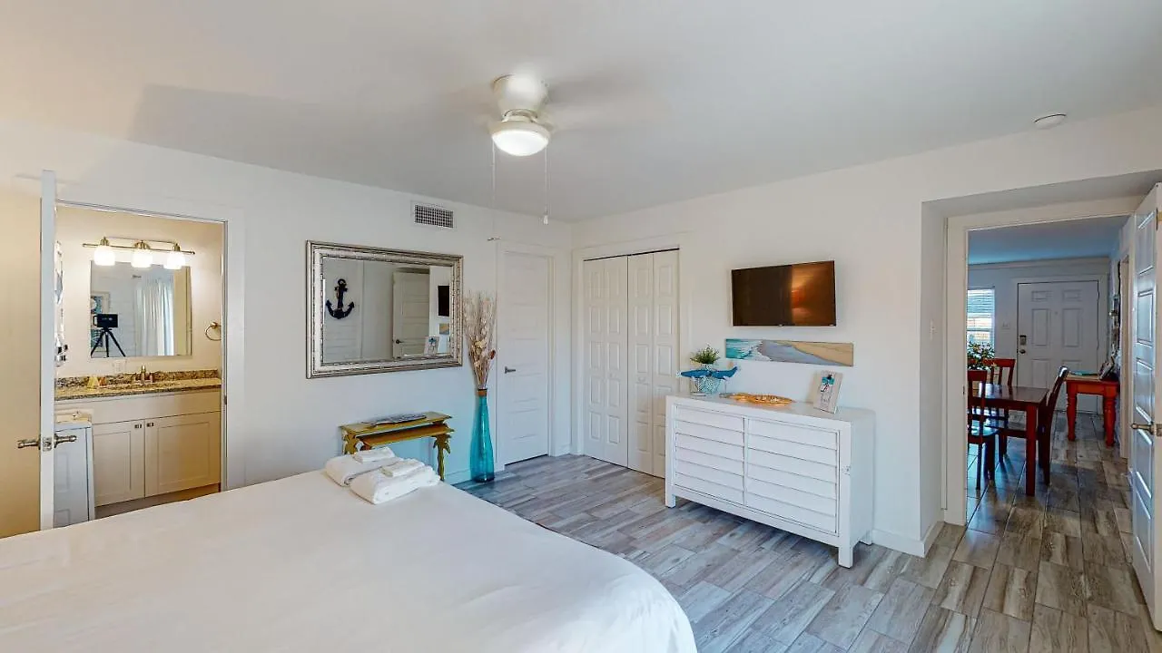Ec110 Newly Renovated, 2 Bedroom First Floor Condo, Shared Pool & Grill, Boardwalk Apartment *