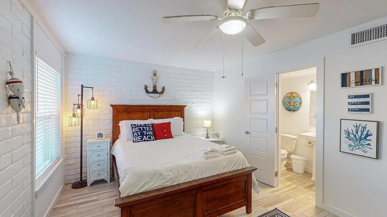 Ec110 Newly Renovated, 2 Bedroom First Floor Condo, Shared Pool & Grill, Boardwalk Port Aransas