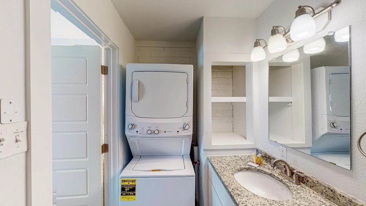 Ec110 Newly Renovated, 2 Bedroom First Floor Condo, Shared Pool & Grill, Boardwalk