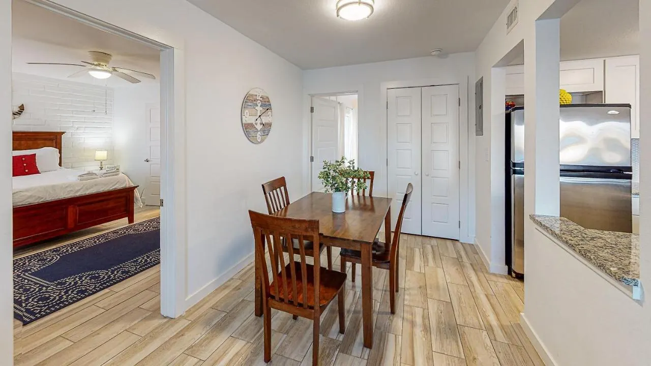 Ec110 Newly Renovated, 2 Bedroom First Floor Condo, Shared Pool & Grill, Boardwalk Port Aransas