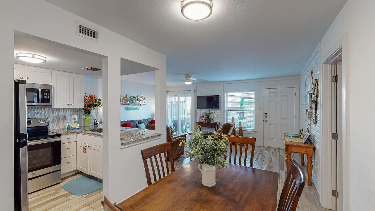 Ec110 Newly Renovated, 2 Bedroom First Floor Condo, Shared Pool & Grill, Boardwalk Apartment Port Aransas