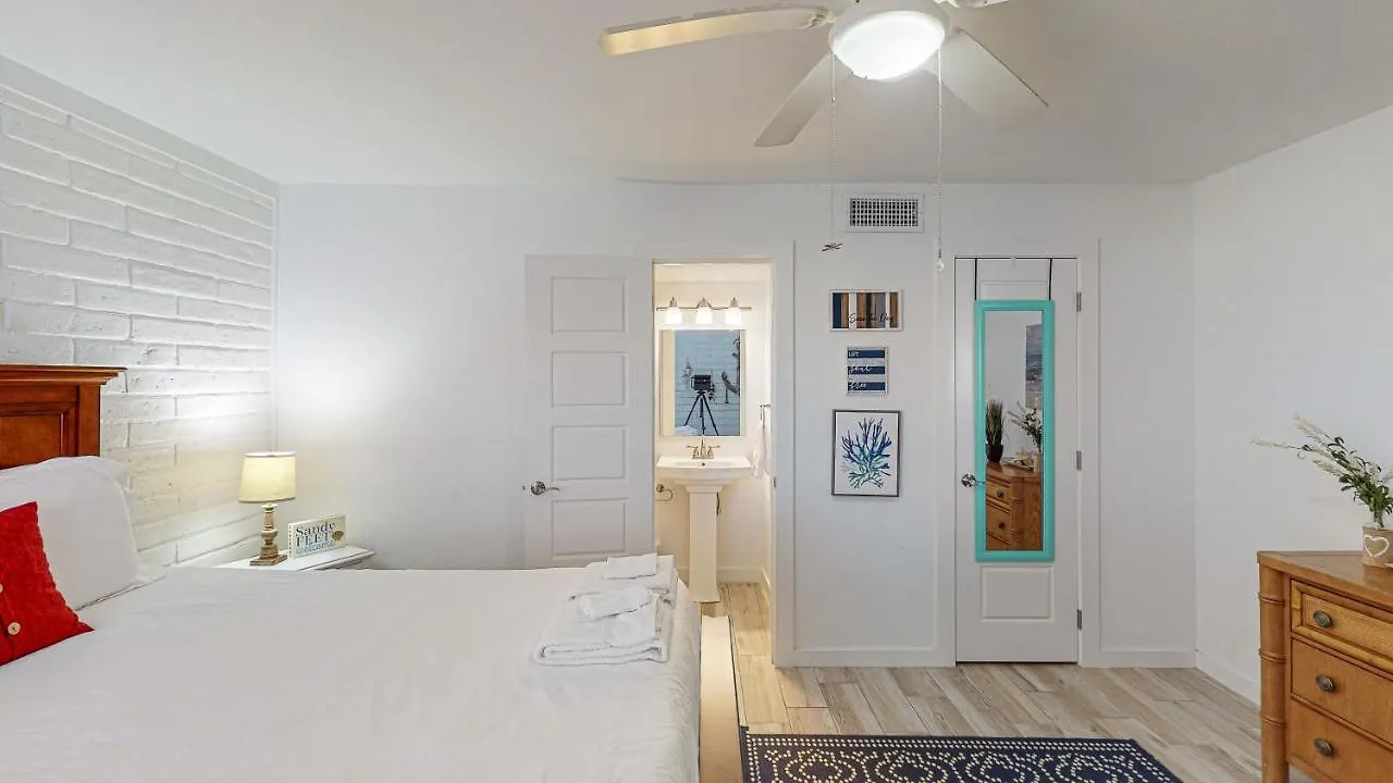 Ec110 Newly Renovated, 2 Bedroom First Floor Condo, Shared Pool & Grill, Boardwalk Port Aransas