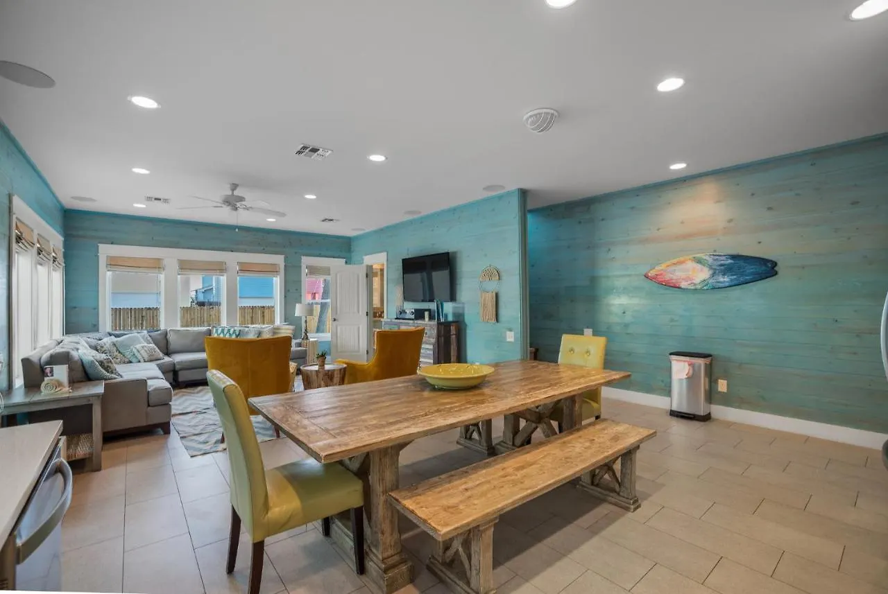 Pura Vida- In Downtown Port A, Overlooks Pool Holiday home *