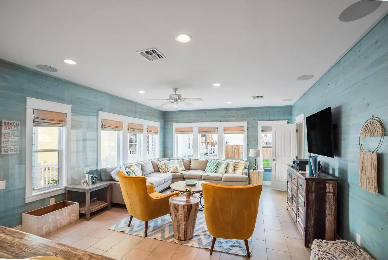 Pura Vida- In Downtown Port A, Overlooks Pool Holiday home Port Aransas
