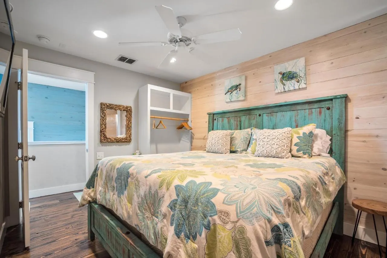 Holiday home Pura Vida- In Downtown Port A, Overlooks Pool Port Aransas
