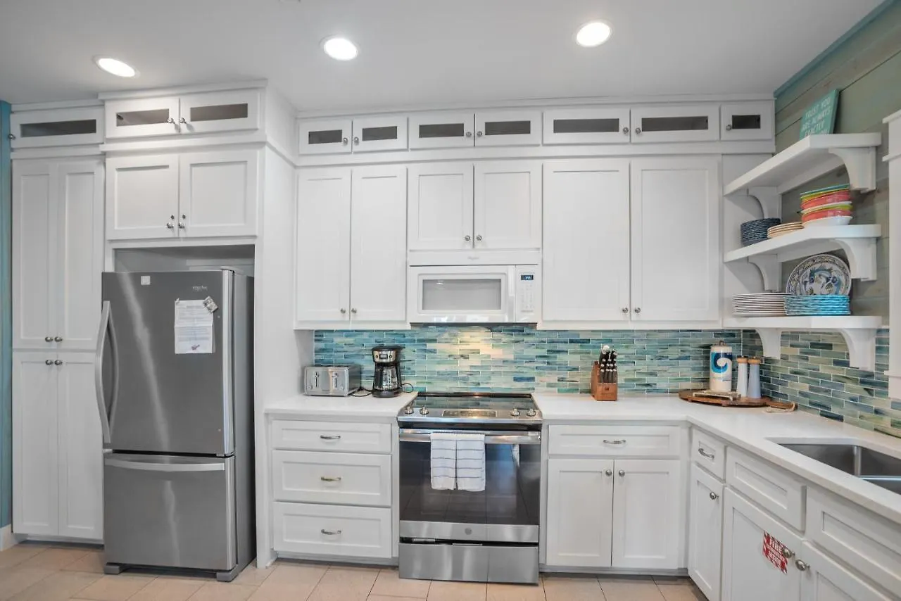 Holiday home Pura Vida- In Downtown Port A, Overlooks Pool Port Aransas