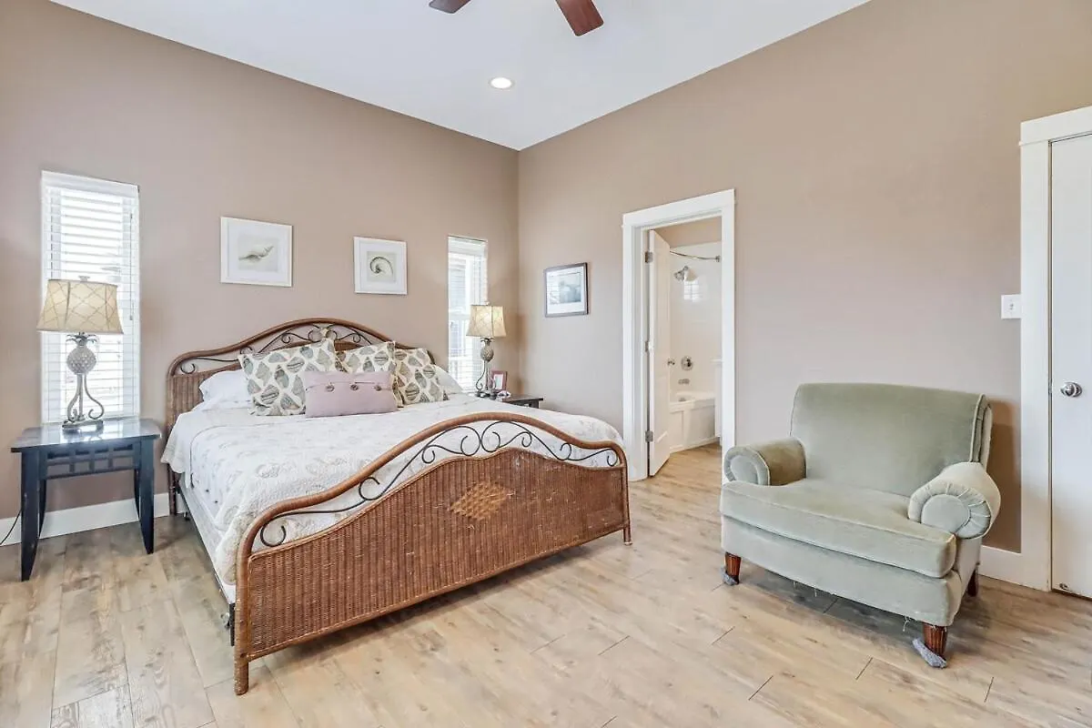 Holiday home 4 Bdrm With Ocean Views And Rooftop Deck!
