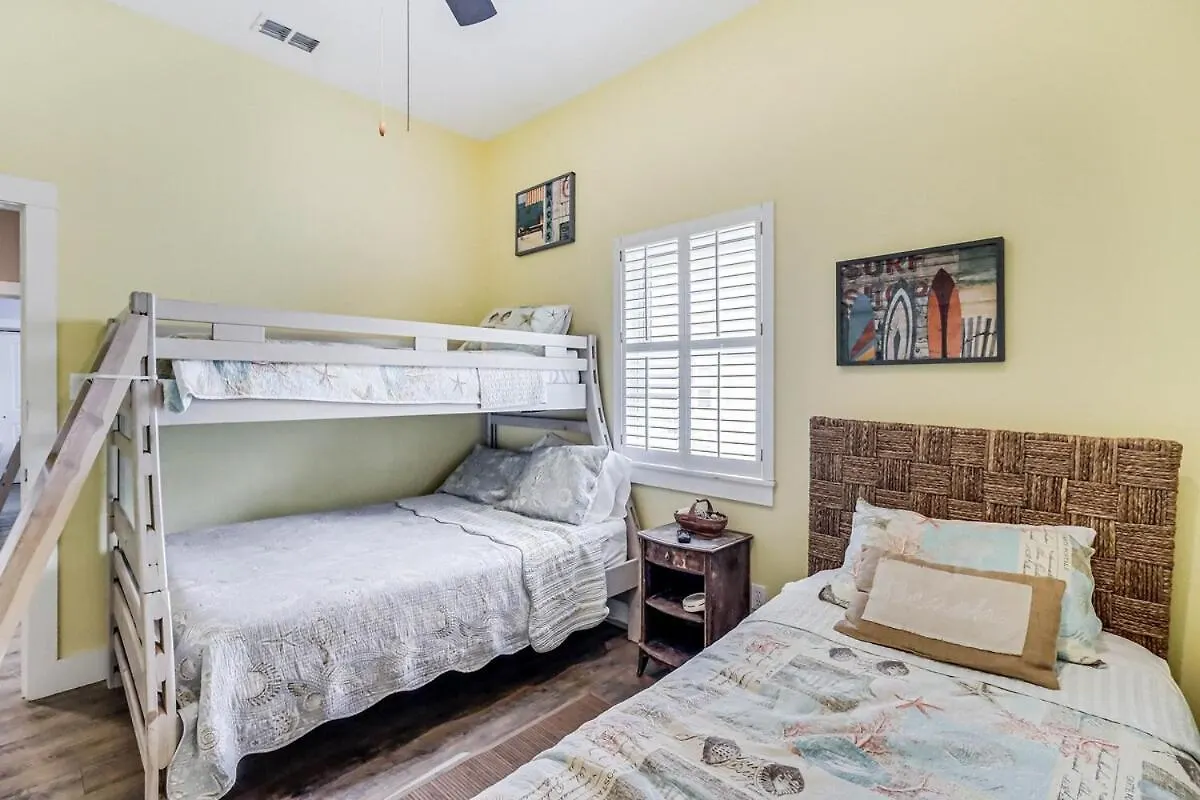 Holiday home 4 Bdrm With Ocean Views And Rooftop Deck!