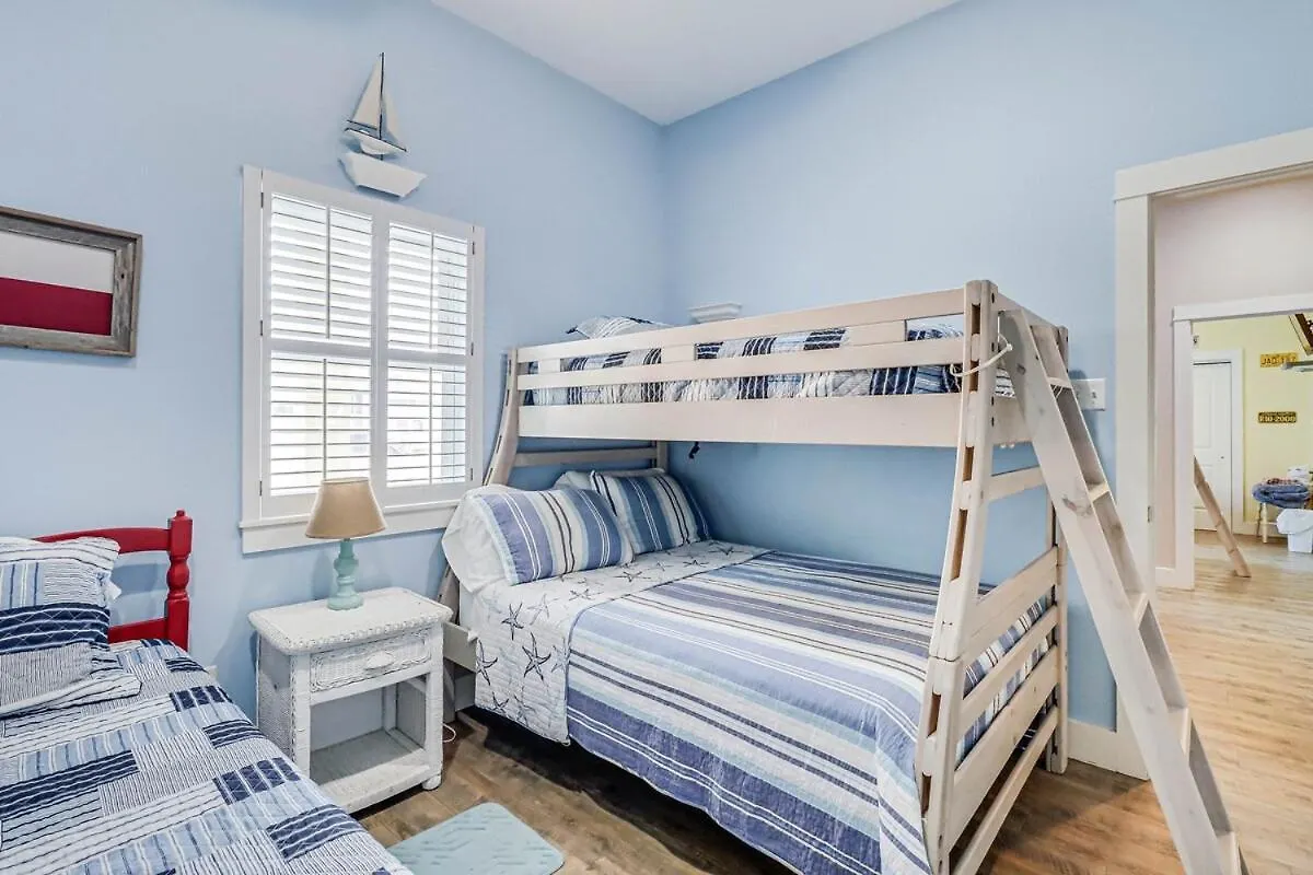 Holiday home 4 Bdrm With Ocean Views And Rooftop Deck!