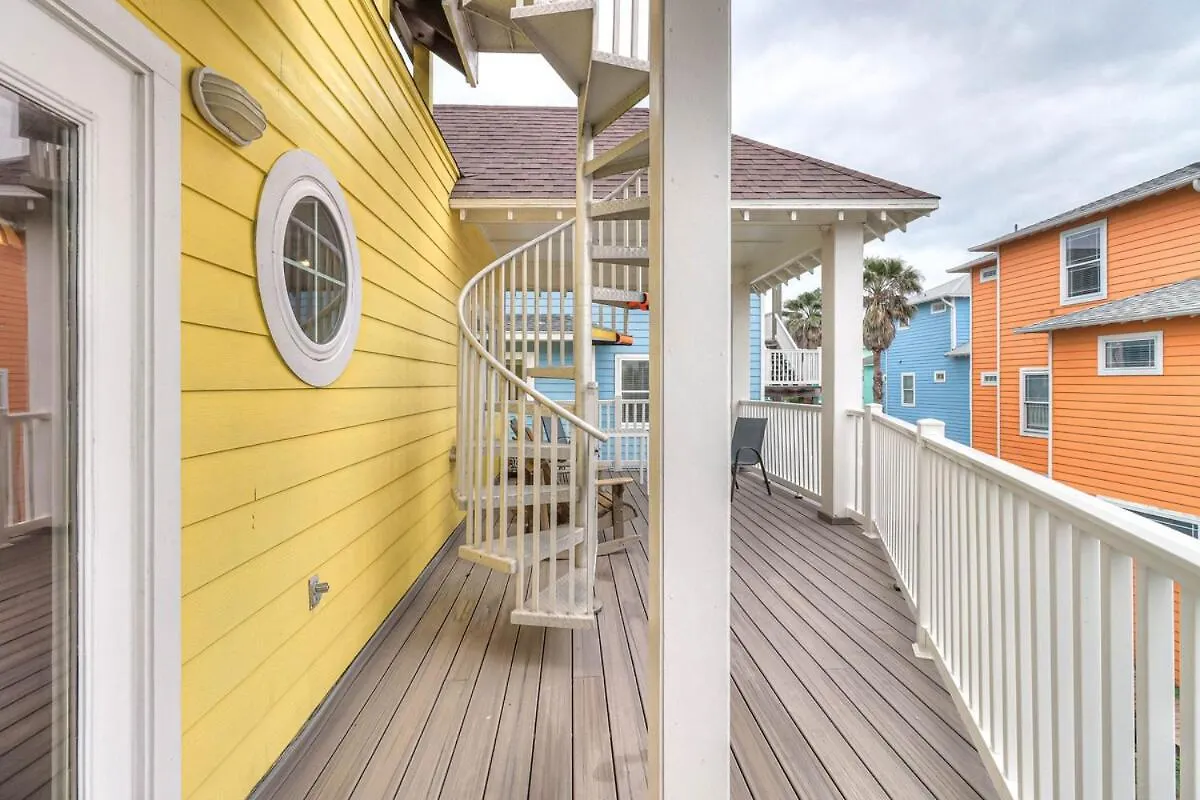 Holiday home 4 Bdrm With Ocean Views And Rooftop Deck! *