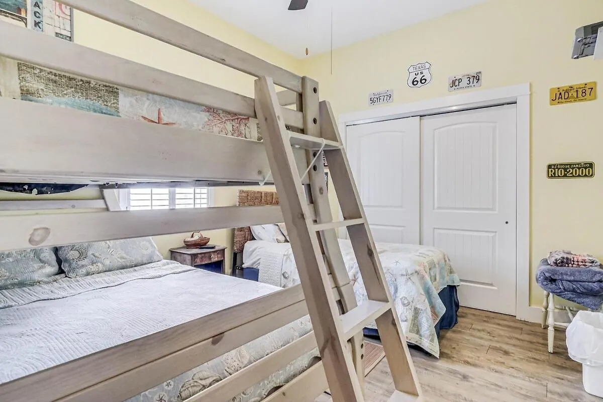 Holiday home 4 Bdrm With Ocean Views And Rooftop Deck!