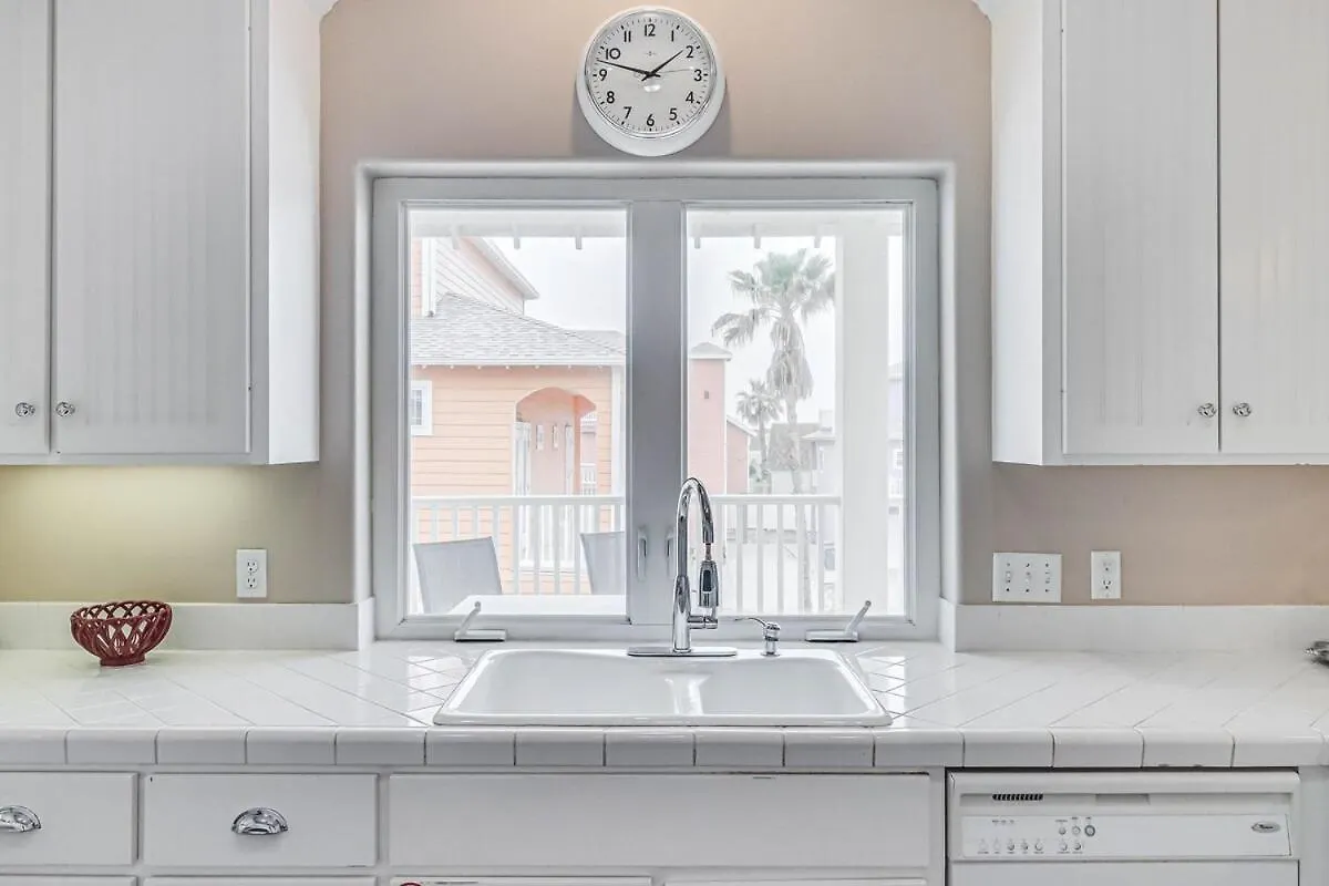 4 Bdrm With Ocean Views And Rooftop Deck! *