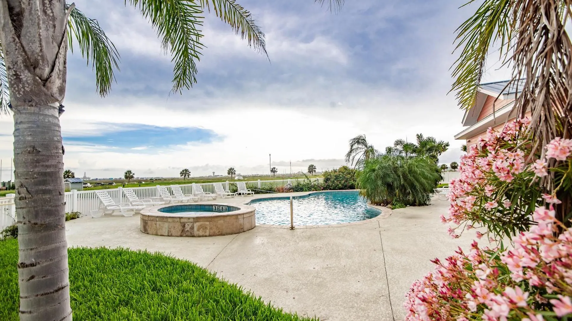 Marina Del Bell - Elevator Boat Slip For Rent * Port Aransas