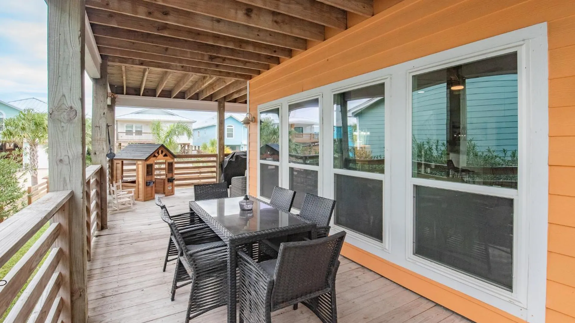 Sunrise Paradise - Pet Friendly! Community Pool! Holiday home