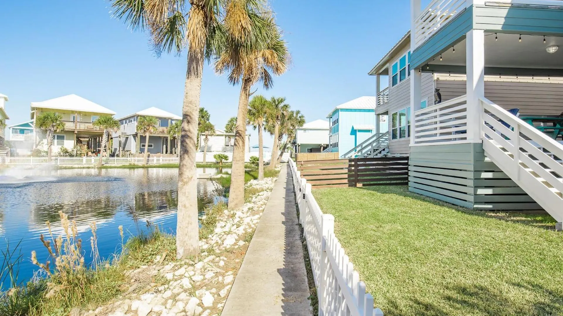 Sunrise Paradise - Pet Friendly! Community Pool! Holiday home