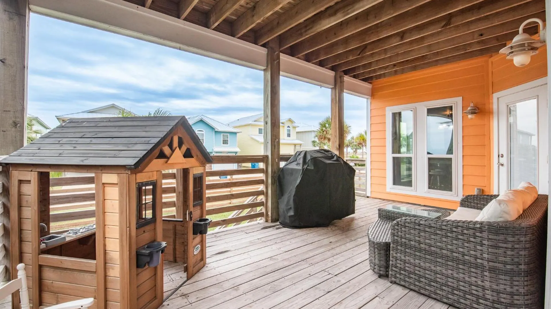 Holiday home Sunrise Paradise - Pet Friendly! Community Pool!
