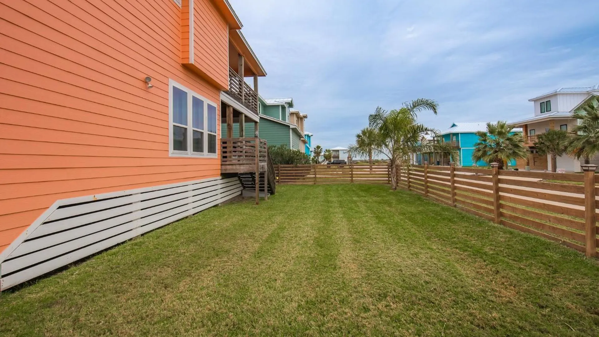 Sunrise Paradise - Pet Friendly! Community Pool! *