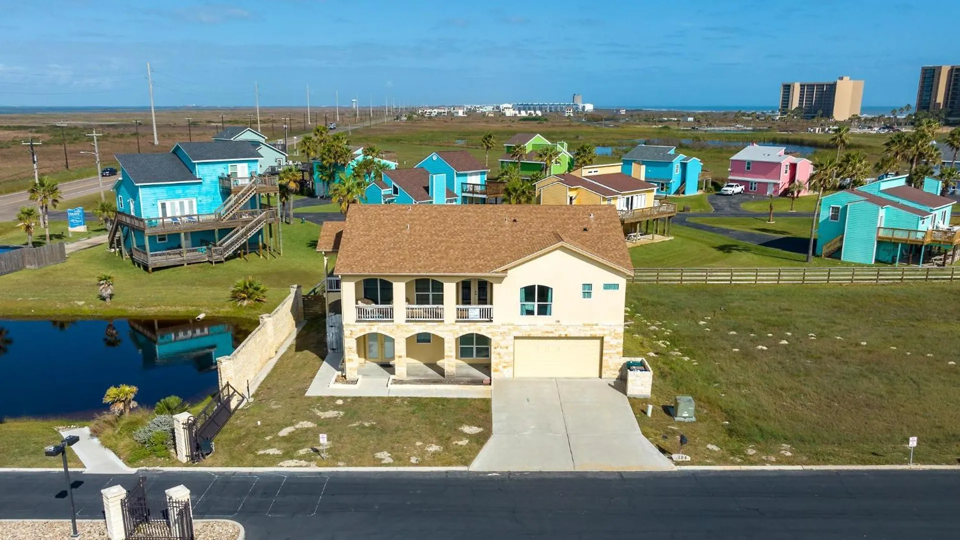 Huge Vacation Home! Community Boardwalk To The Beach! Holiday home