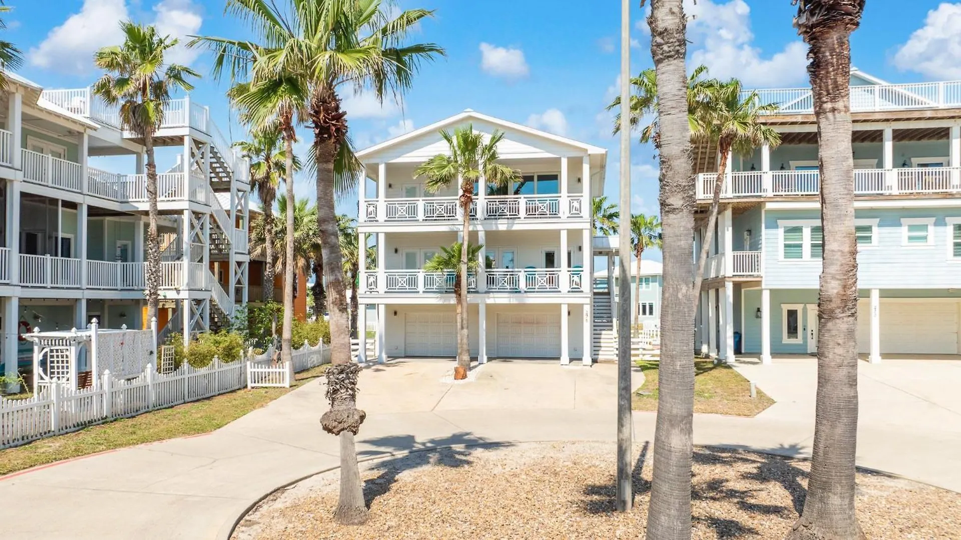 Palm Breeze - Ocean Views, Golf Cart, Game Room! Holiday home *