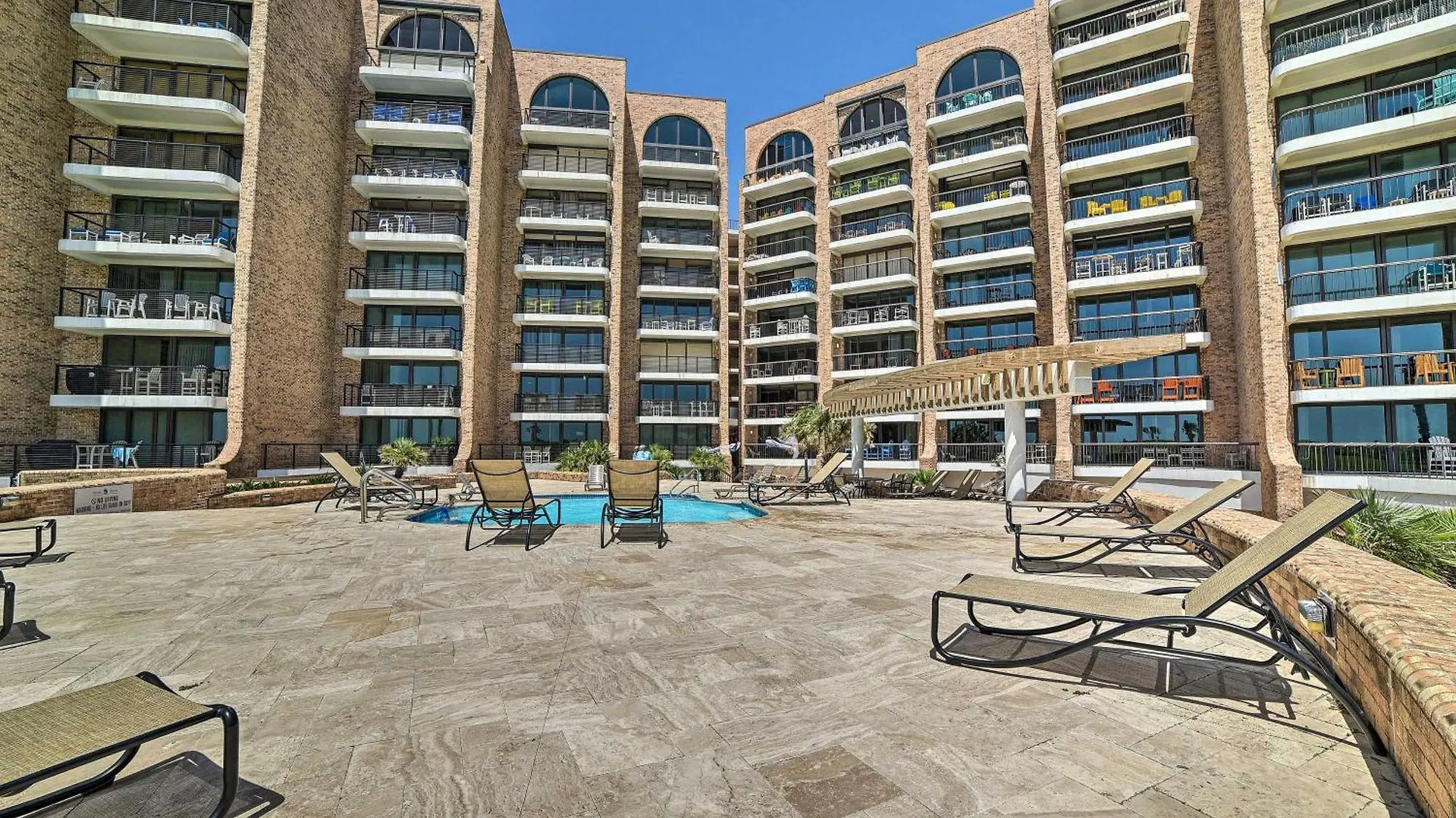 Apartment 7th-floor Oceanfront Unit With Pools In *