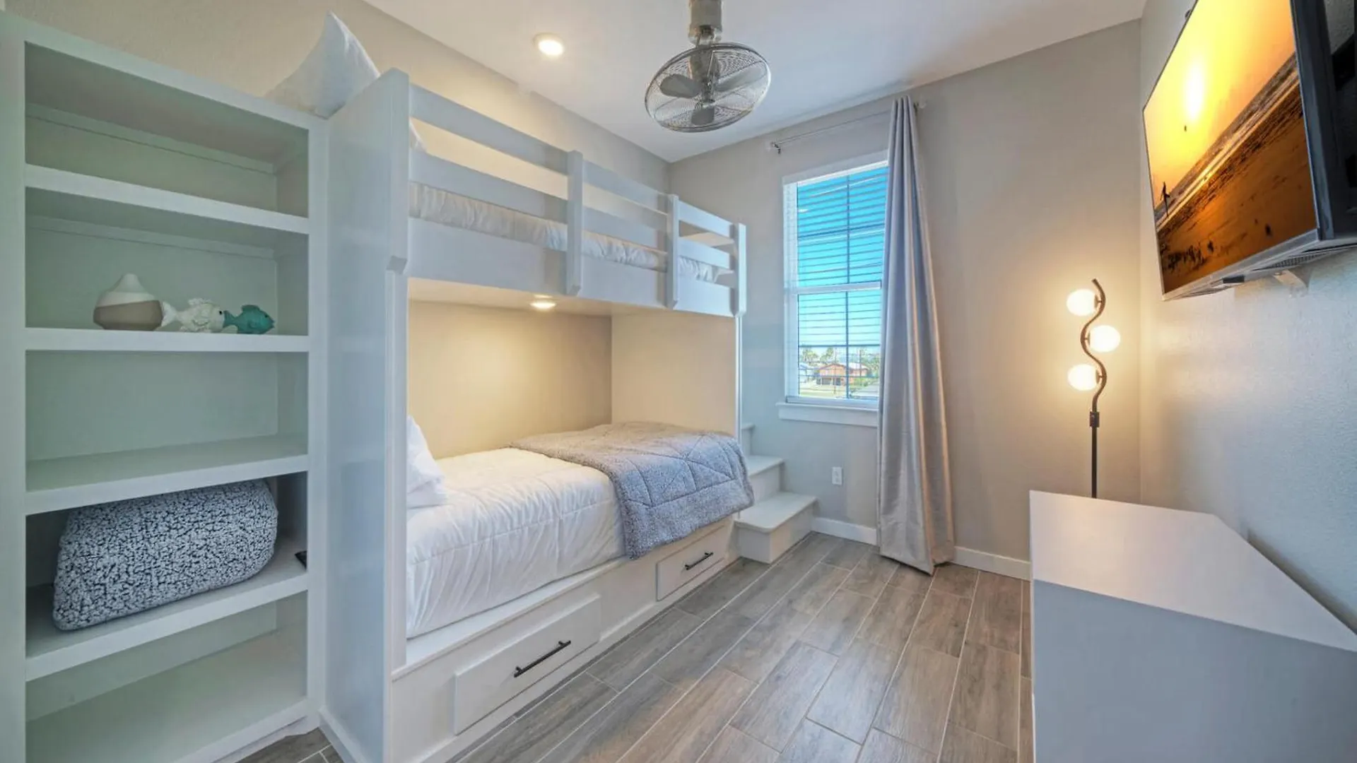 Sleeps 33 4 Walk To The Resort-style Pool Endless Summer Holiday home