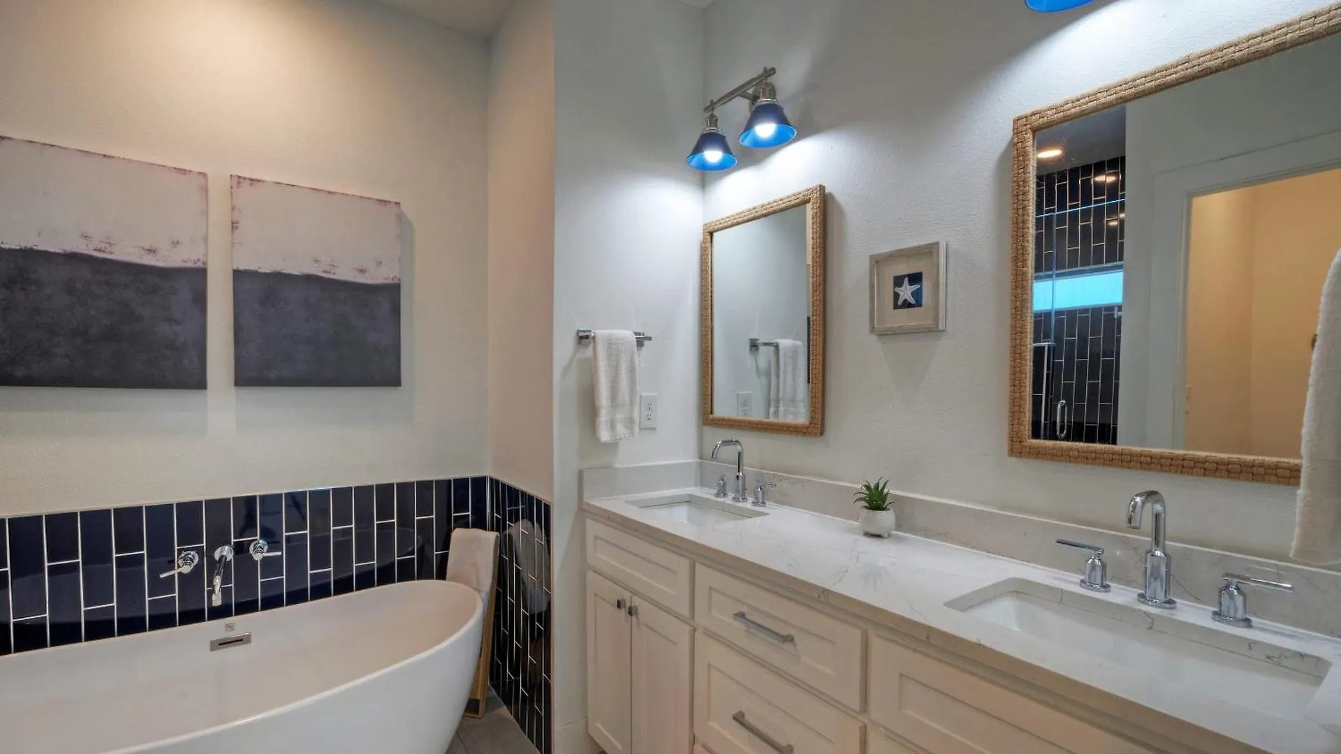 Luxury 4br Retreat W Pool Walk To Dining Shops Shore Thang *