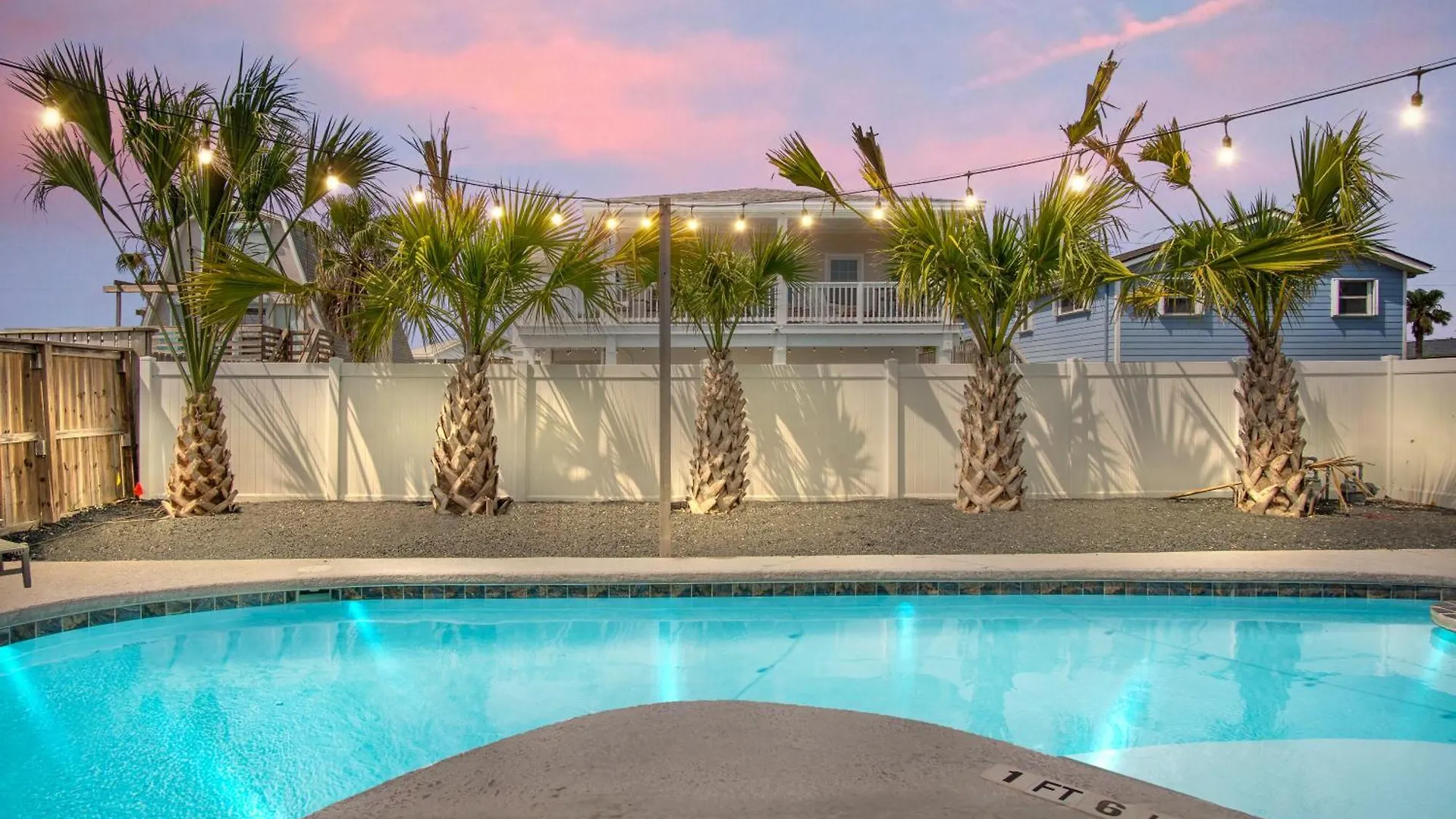 Holiday home Latitude Adjustment - Private Pool/elevator! *