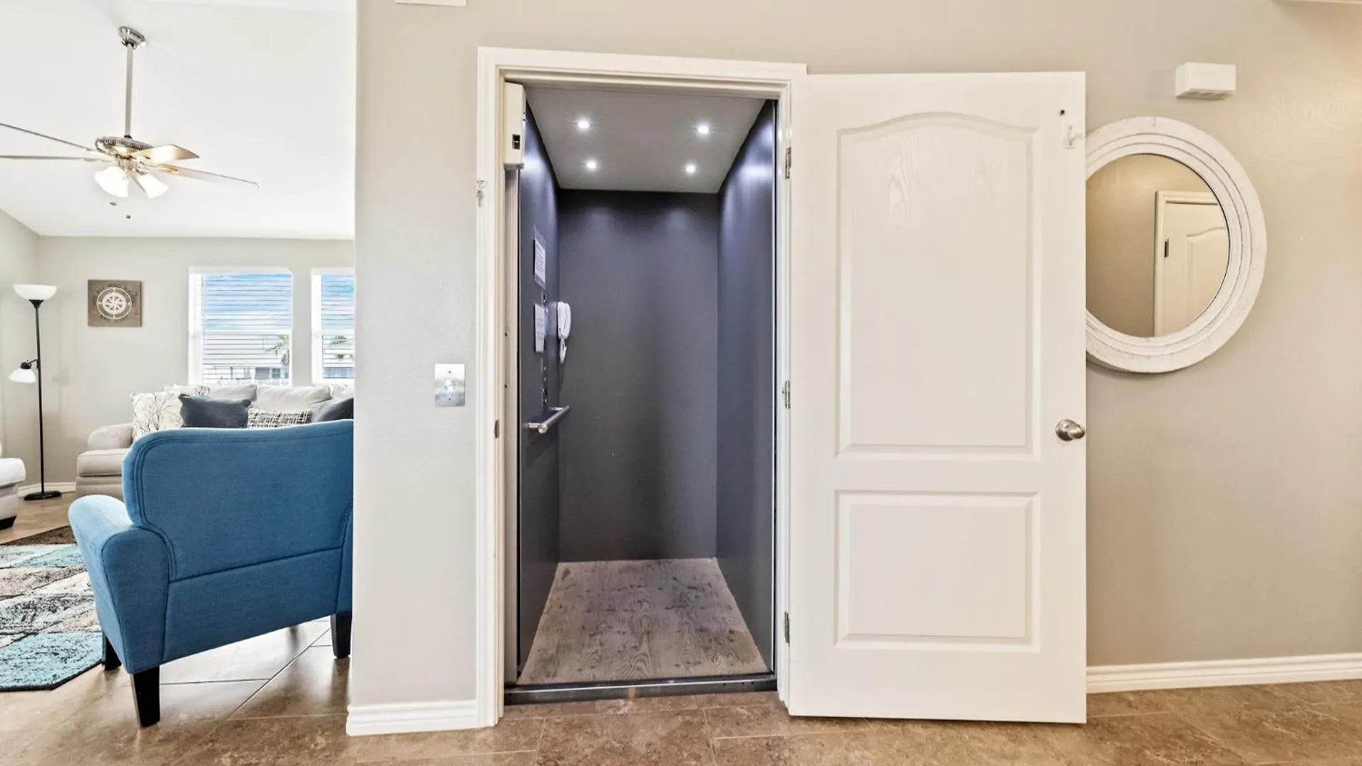 Holiday home Latitude Adjustment - Private Pool/elevator!