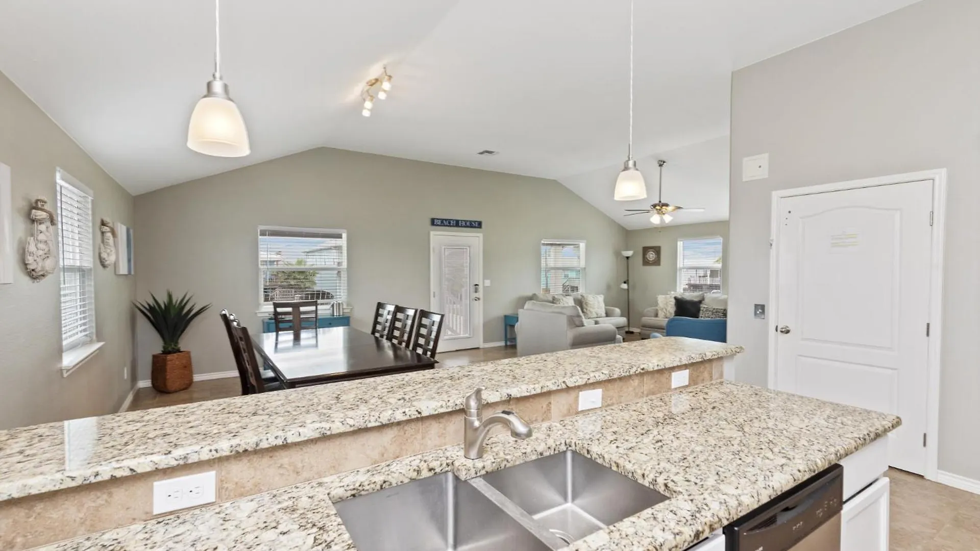 Latitude Adjustment - Private Pool/elevator! *